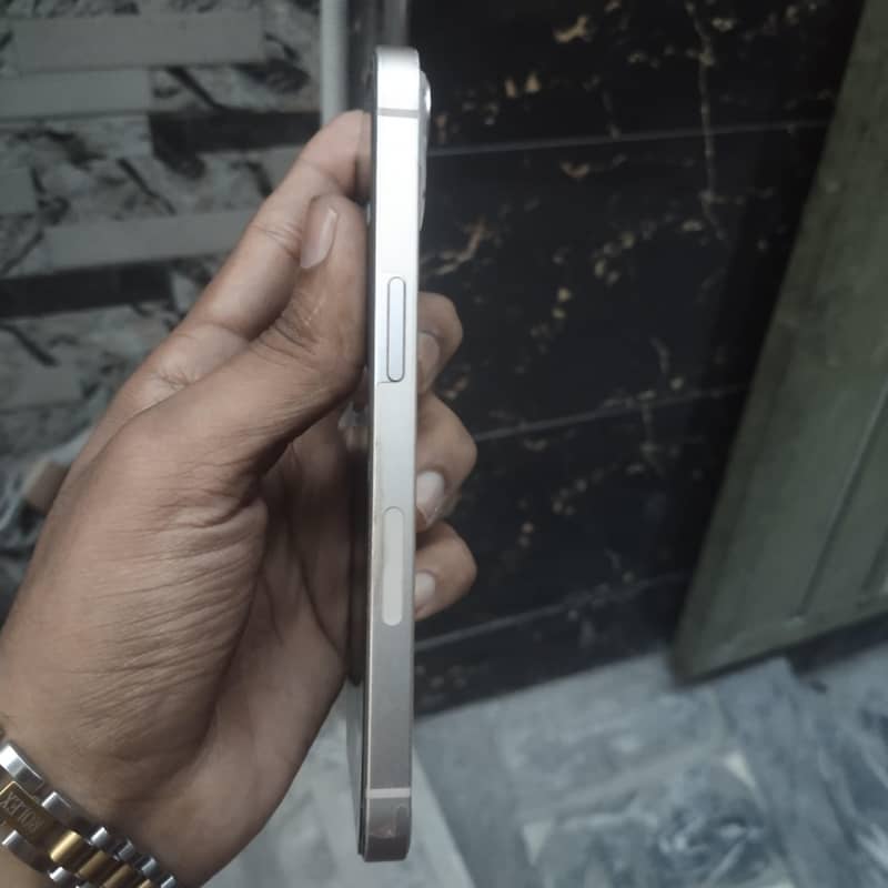 Apple iPhone 13 5