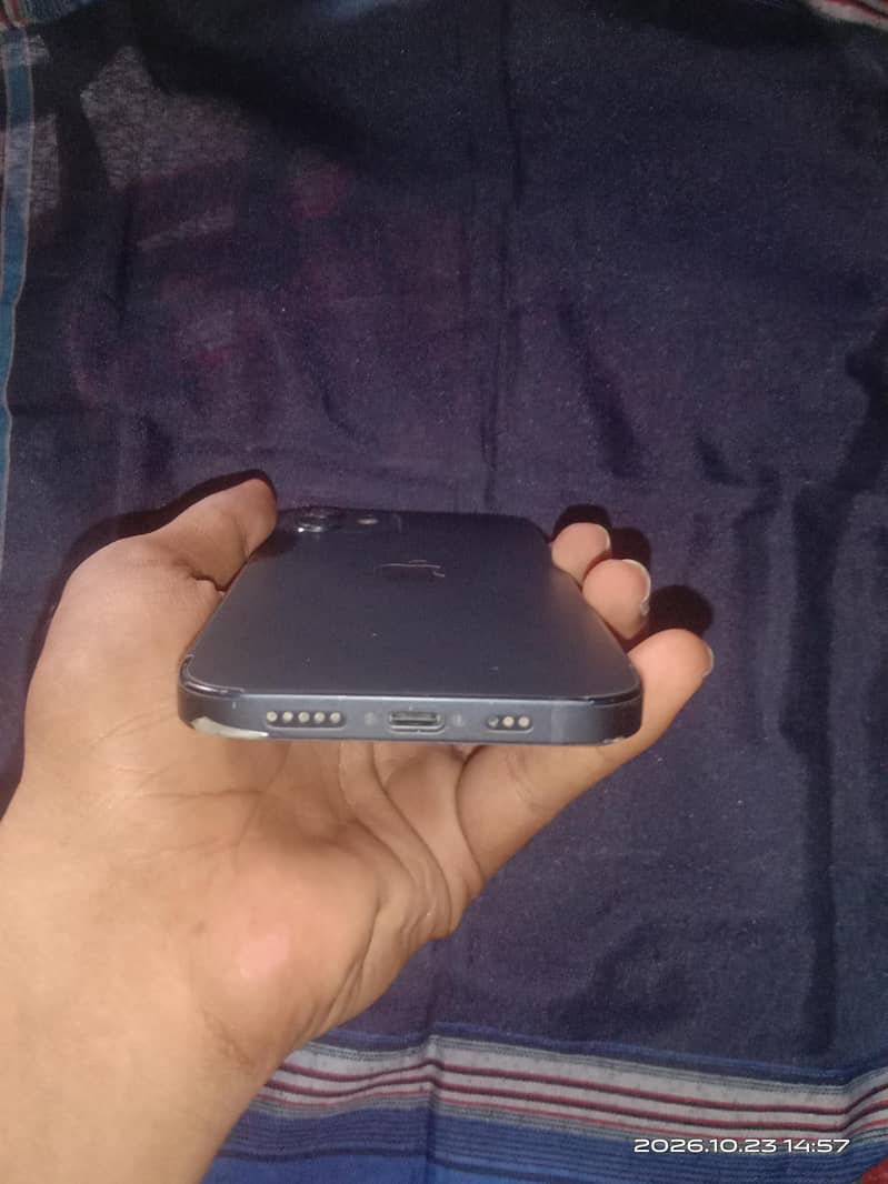 Apple iPhone 12 4