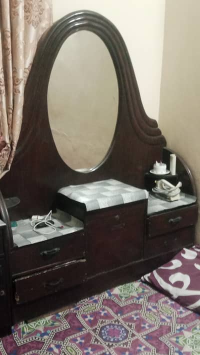 Wooden dressing tabel