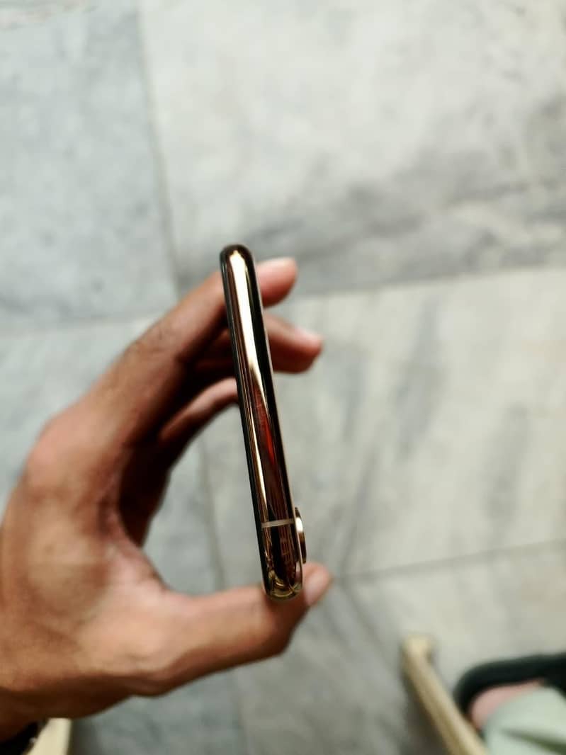 Apple iPhone XS Max 3