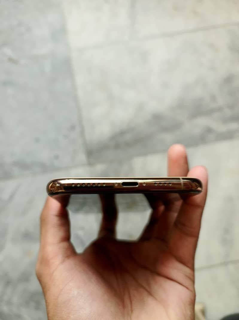 Apple iPhone XS Max 5