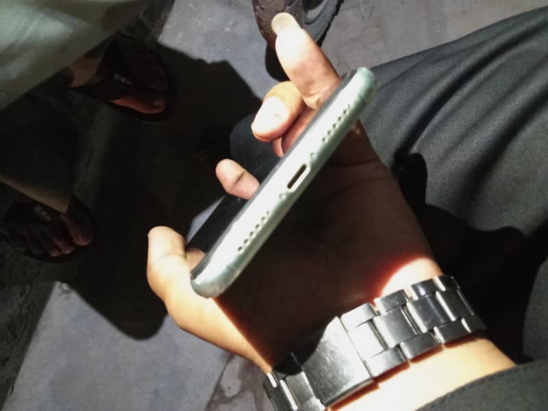 Apple iPhone 11 4