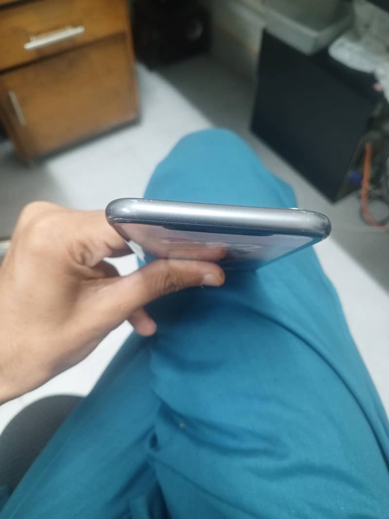 Apple iPhone 11 3