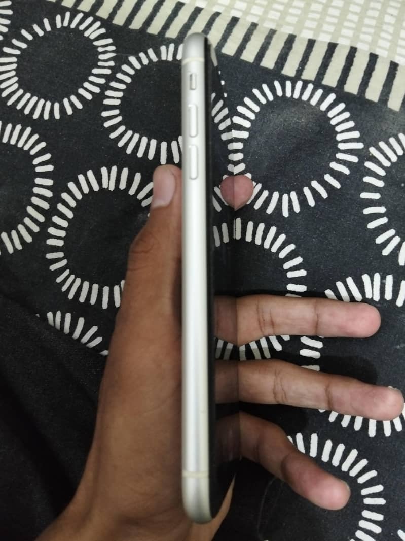 Apple iPhone 11 3
