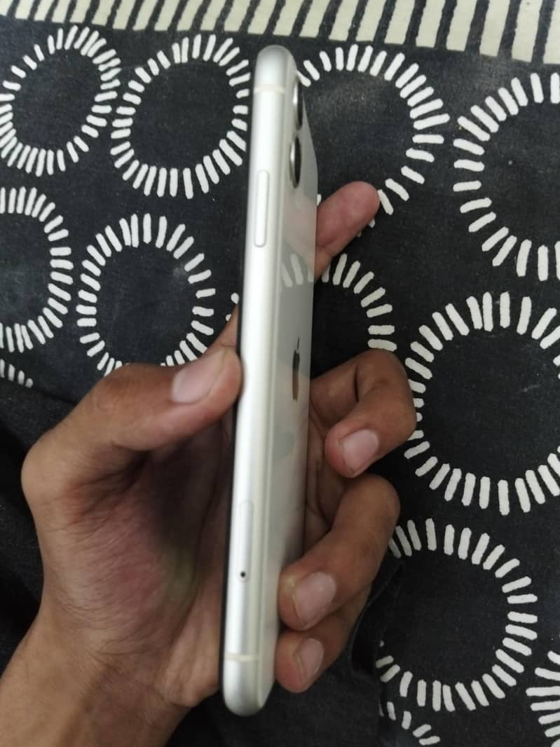Apple iPhone 11 4