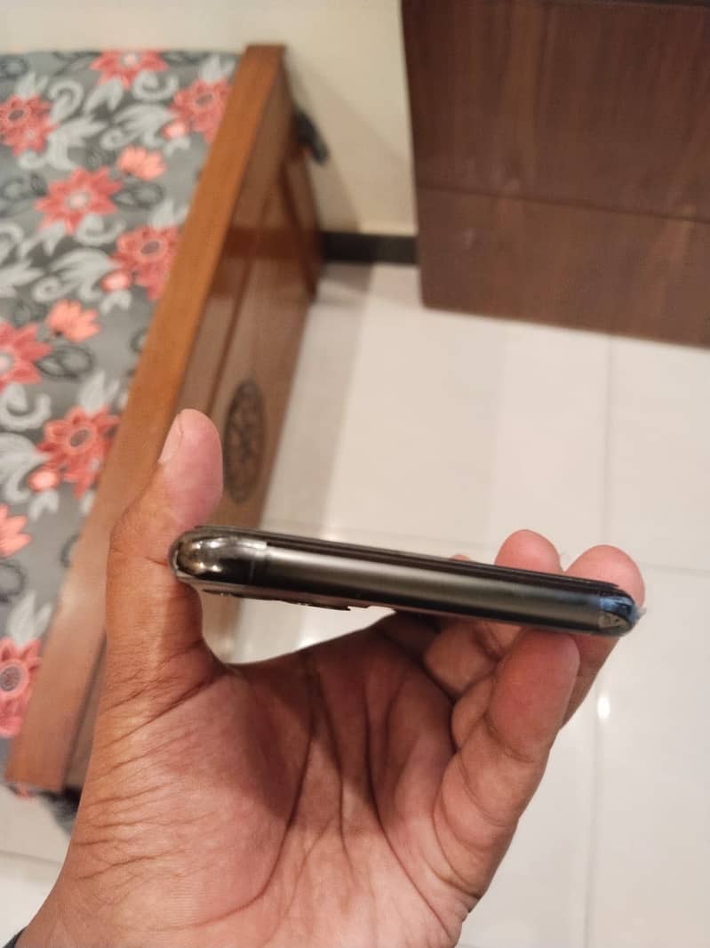 Apple iPhone 11 Pro Max 4