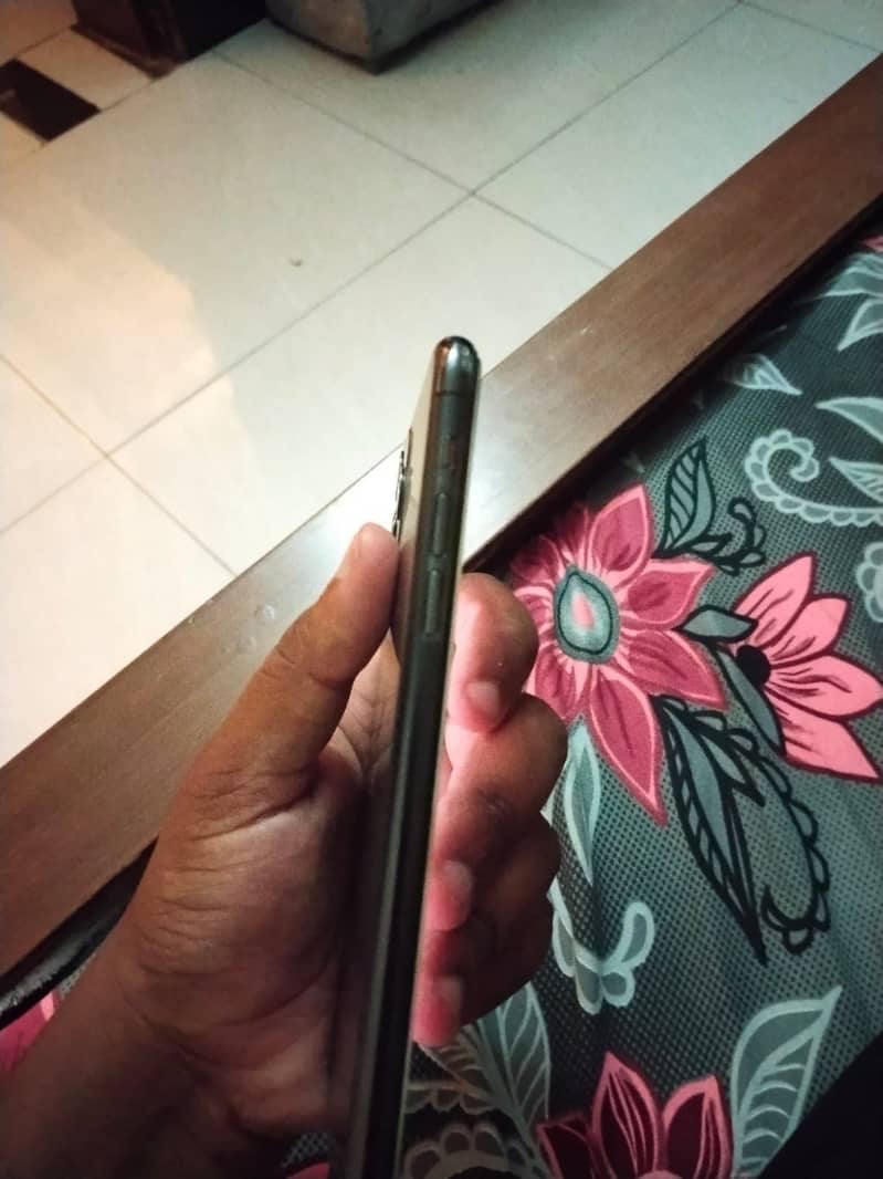 Apple iPhone 11 Pro Max 12