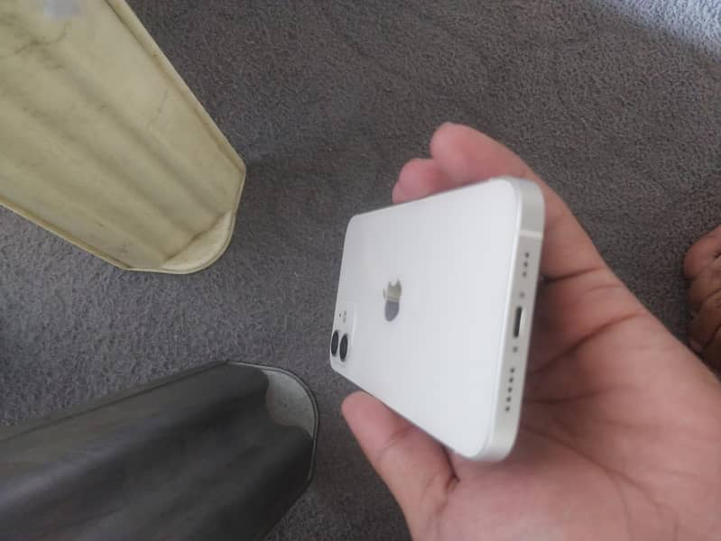 Apple iPhone 12 4