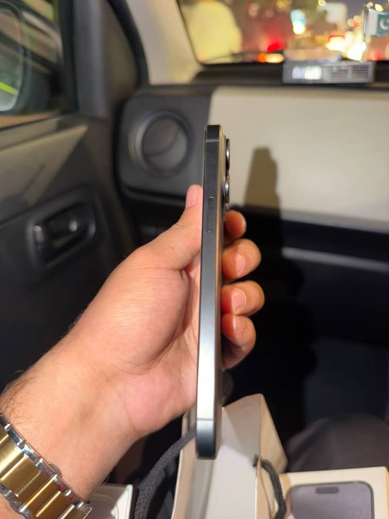 Apple iPhone 15 Pro Max 4