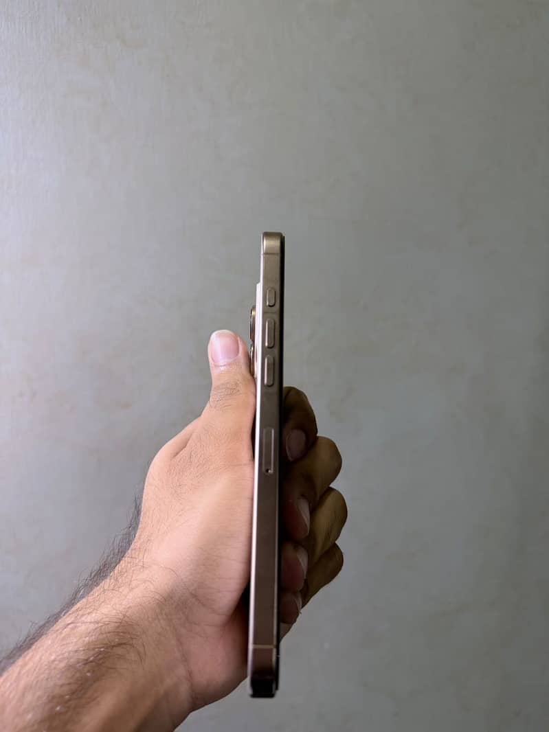 Apple iPhone 16 Pro Max 2