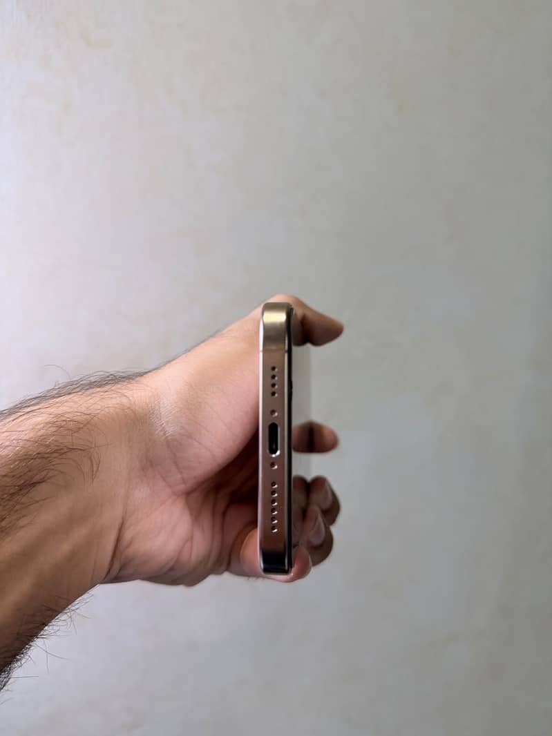 Apple iPhone 16 Pro Max 4
