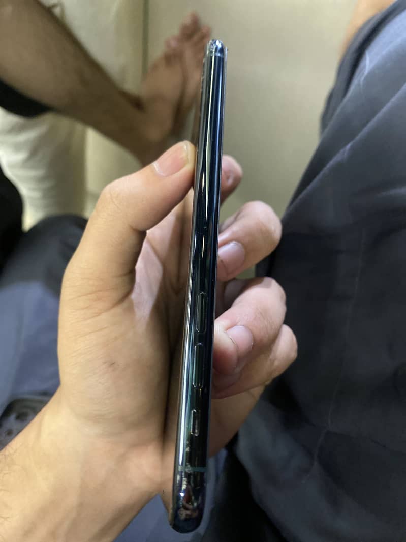 Apple iPhone 11 Pro Max 4