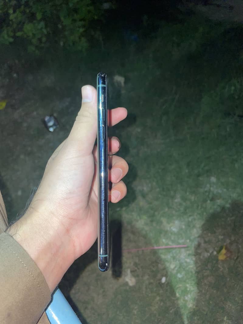Apple iPhone 11 Pro Max 4