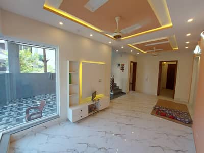 HOUSE FOR SALE PRIME CORNER LOCATION!