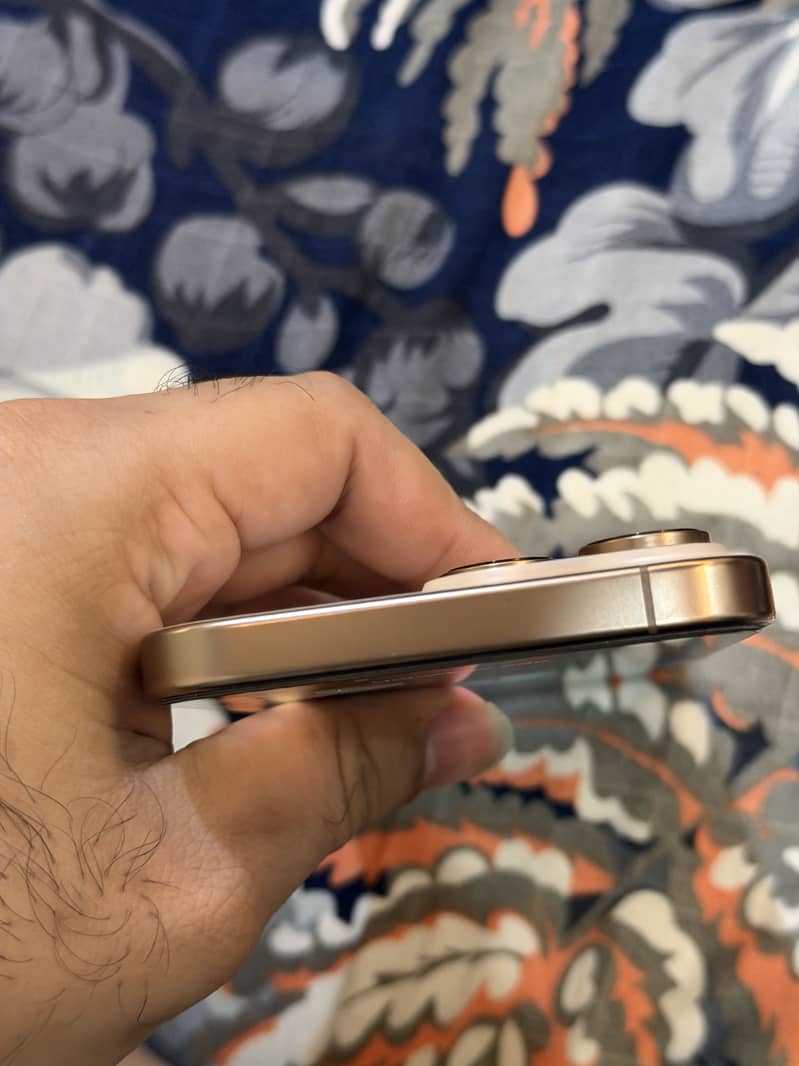 Apple iPhone 16 Pro Max 4