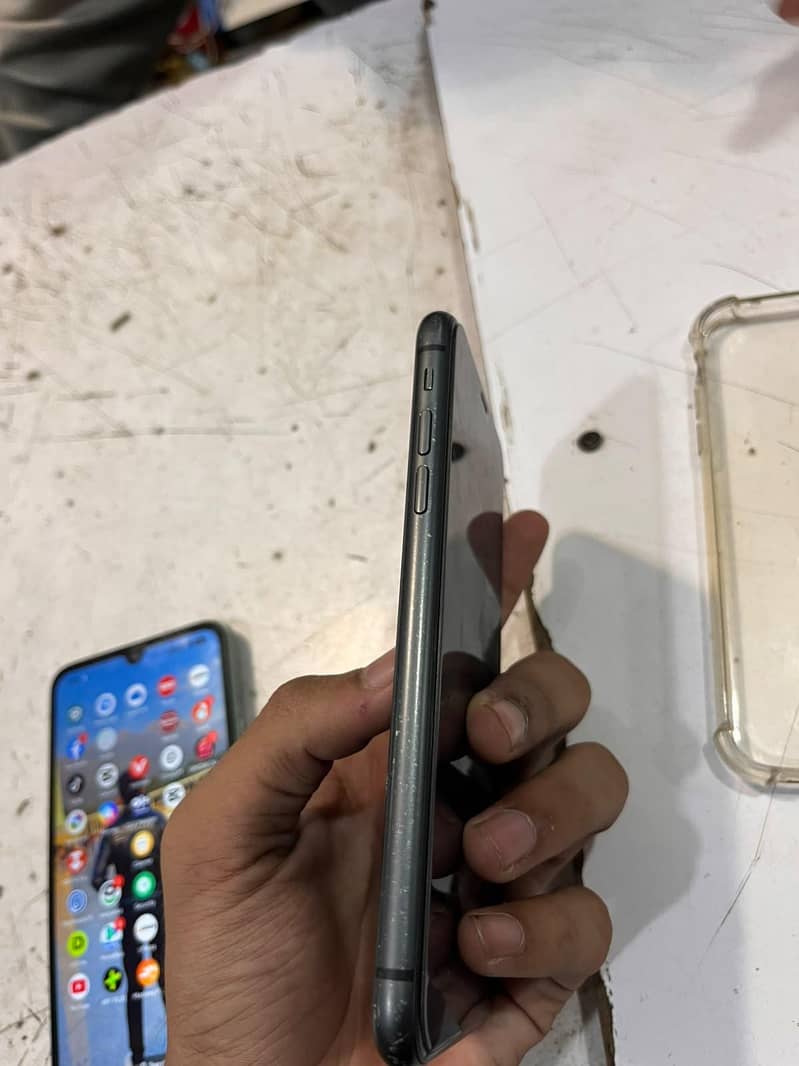 Apple iPhone 11 3