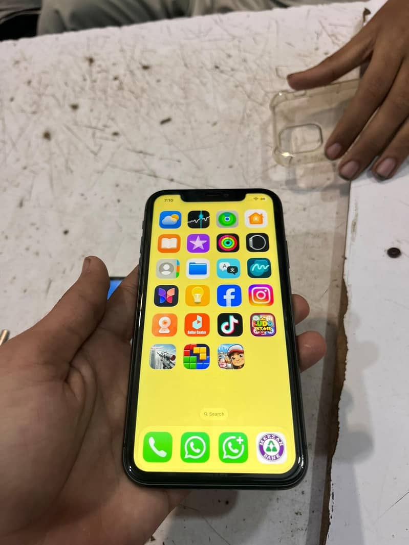 Apple iPhone 11 4