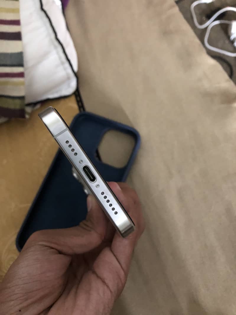 Apple iPhone 15 Pro Max 2