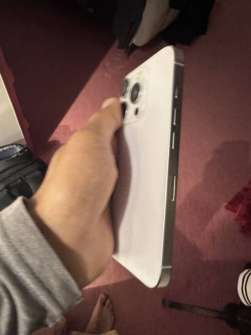 Apple iPhone 16 Pro 1