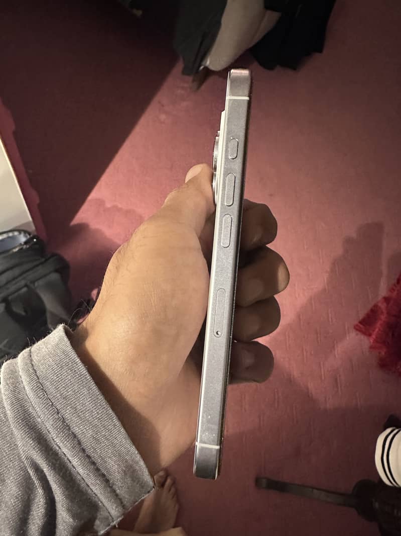 Apple iPhone 16 Pro 3