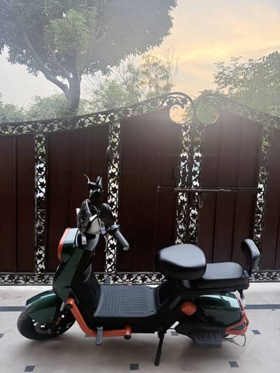 Scooty 2 dayss used haii khud mai chaina saa leka aya hu