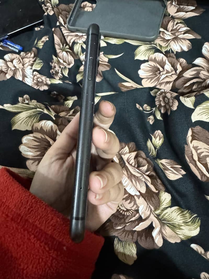 IPHONE 11 4