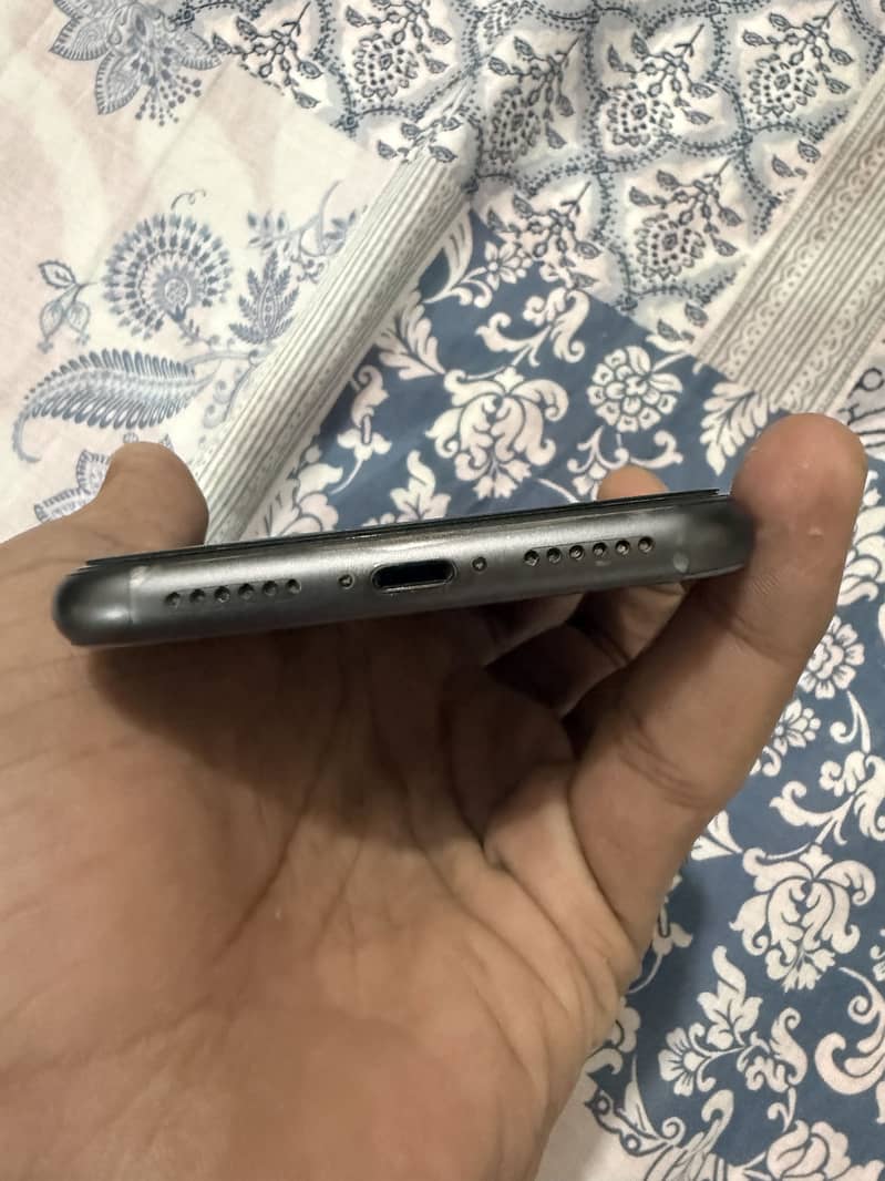 Apple iPhone 11 4