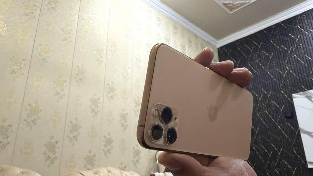 Apple iPhone 11 Pro Max 2