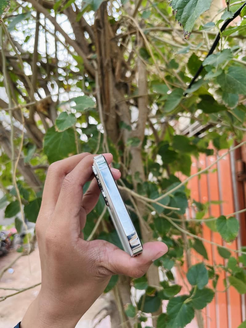 Apple iPhone 13 Pro Max 2