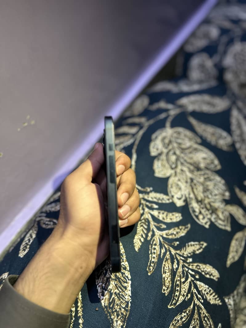 Apple iPhone 13 5