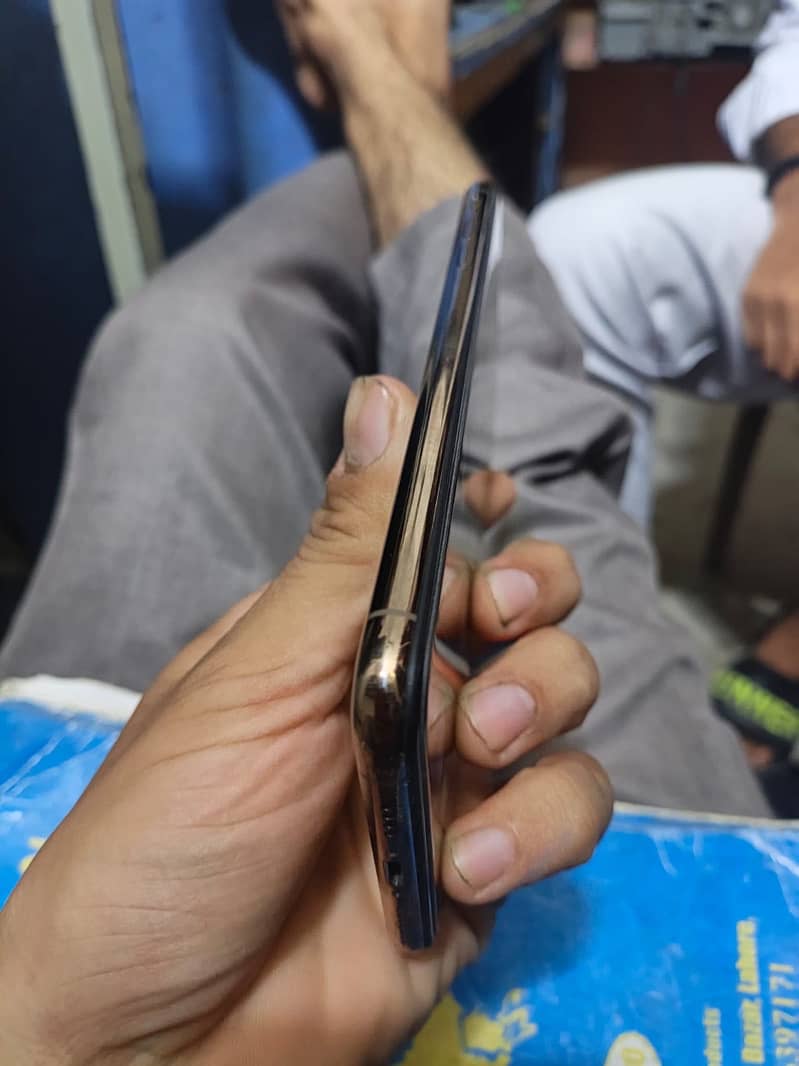 Apple iPhone XS Max 4
