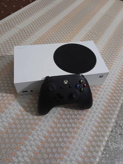 Xbox series S Full 10/10 condition With Box And 1x.  Xbox 1 Controller