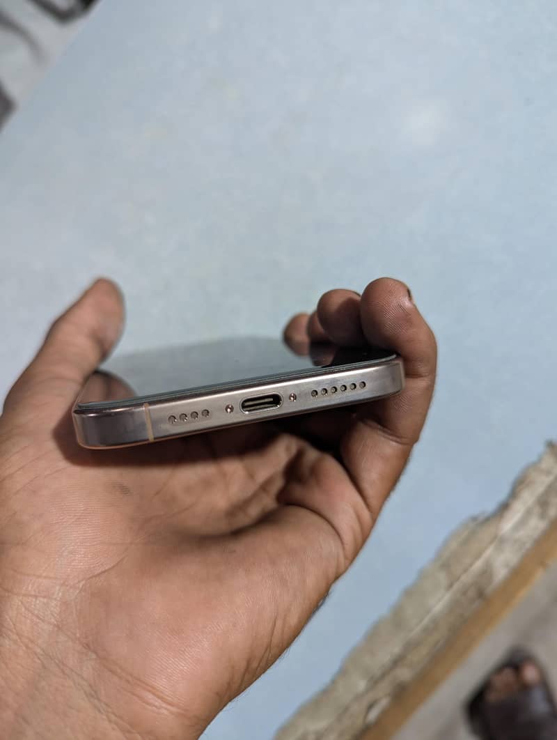 Apple iPhone 16 Pro Max 3