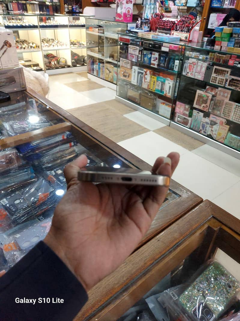 Apple iPhone 16 Pro Max 0