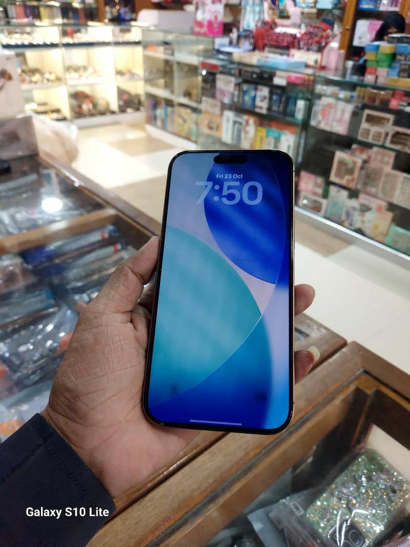 Apple iPhone 16 Pro Max 1