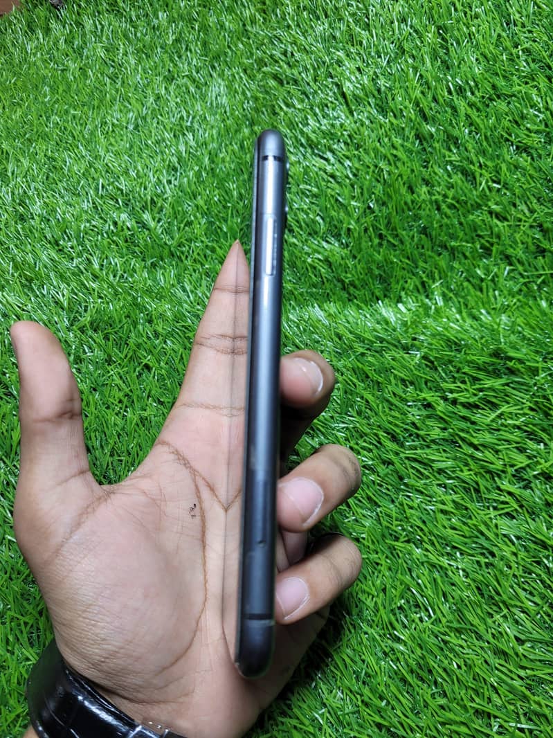 Apple iPhone 11 4