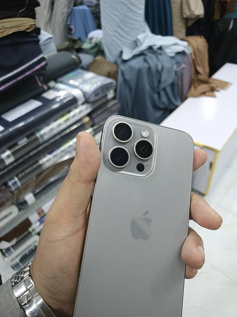 Apple iPhone 15 Pro Max 3