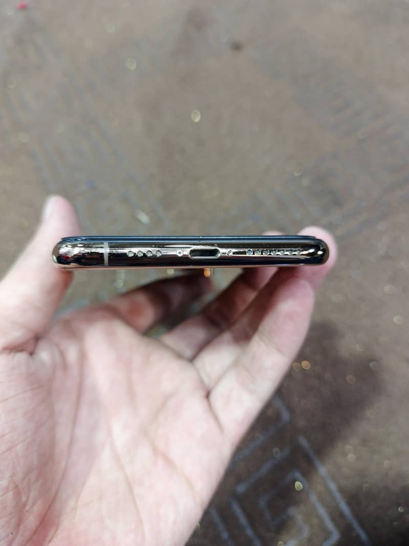 Apple iPhone XS Max 1