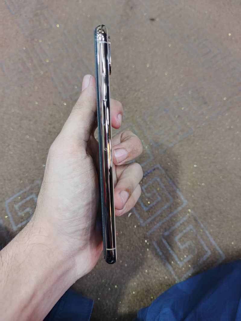Apple iPhone XS Max 3