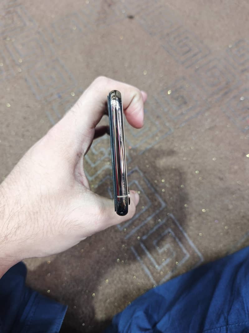 Apple iPhone XS Max 4