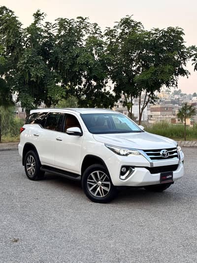 Toyota Fortuner V 2017 total genuine paint for sale in Islamabad