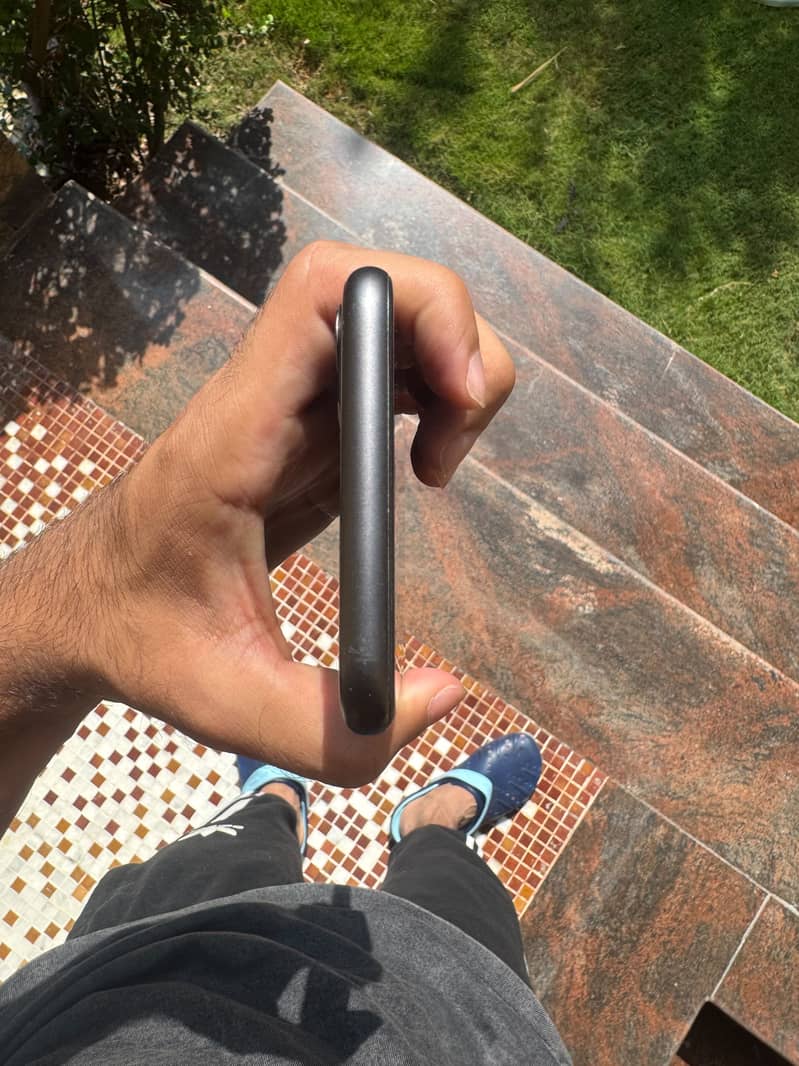 Apple iPhone 11 3