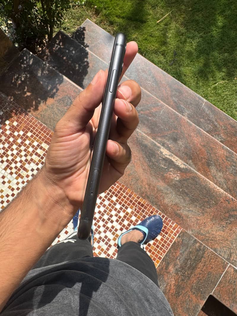 Apple iPhone 11 4