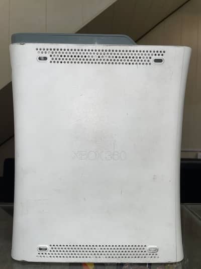 Xbox 360 wghit Color in Excellent Condition With Games & Controllers