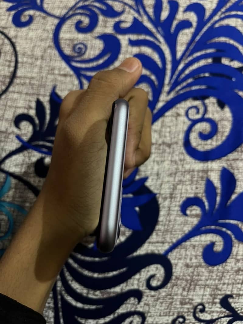 Apple iPhone 11 4