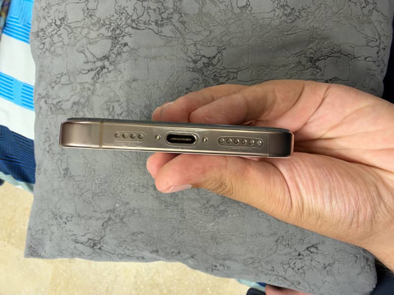 Apple iPhone 16 Pro Max 7