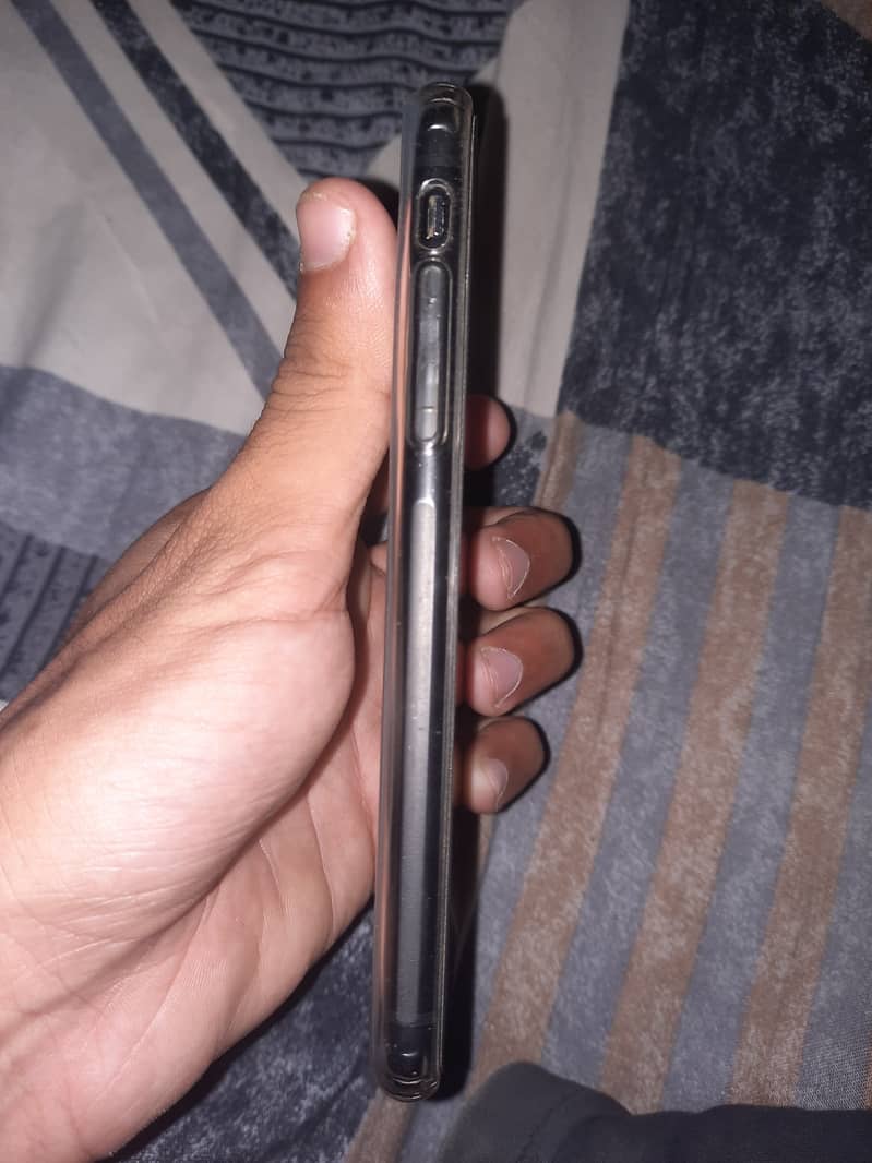Apple iPhone XR 7
