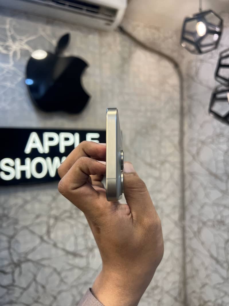Apple iPhone 15 Pro 3