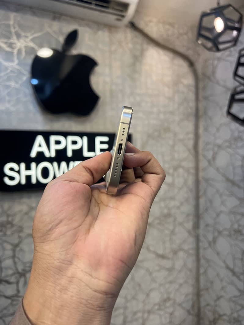 Apple iPhone 15 Pro 4