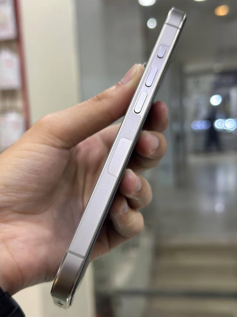 Apple iPhone 15 Pro 3
